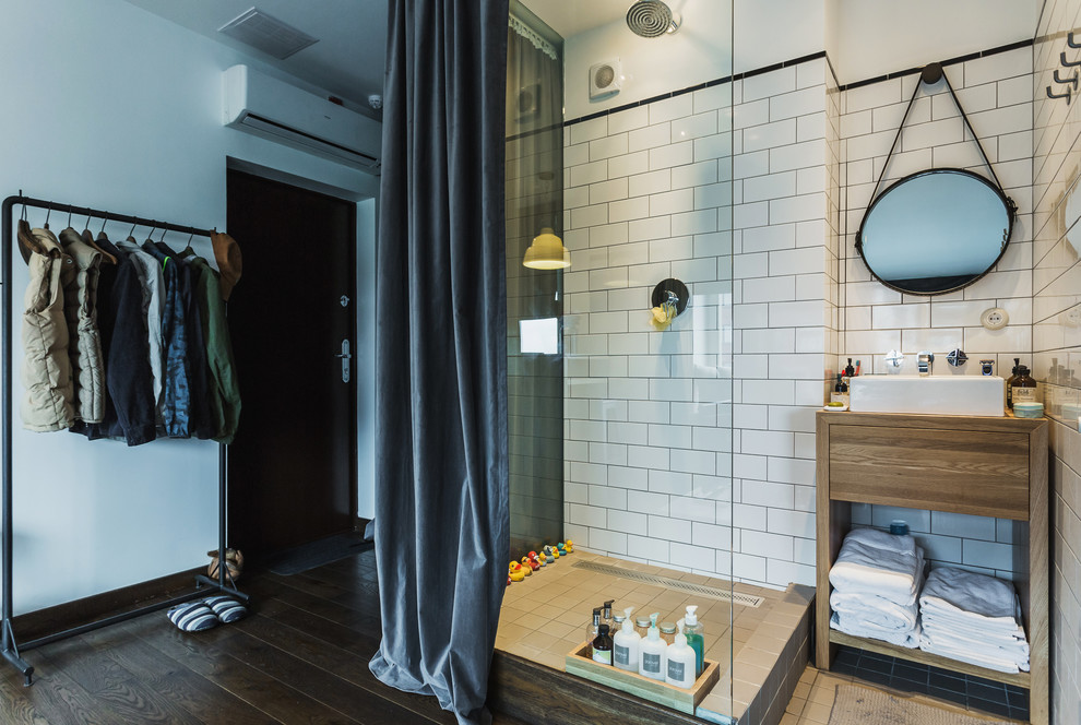 Идея дизайна: ванная комната в современном стиле с белой плиткой и настольной раковиной
