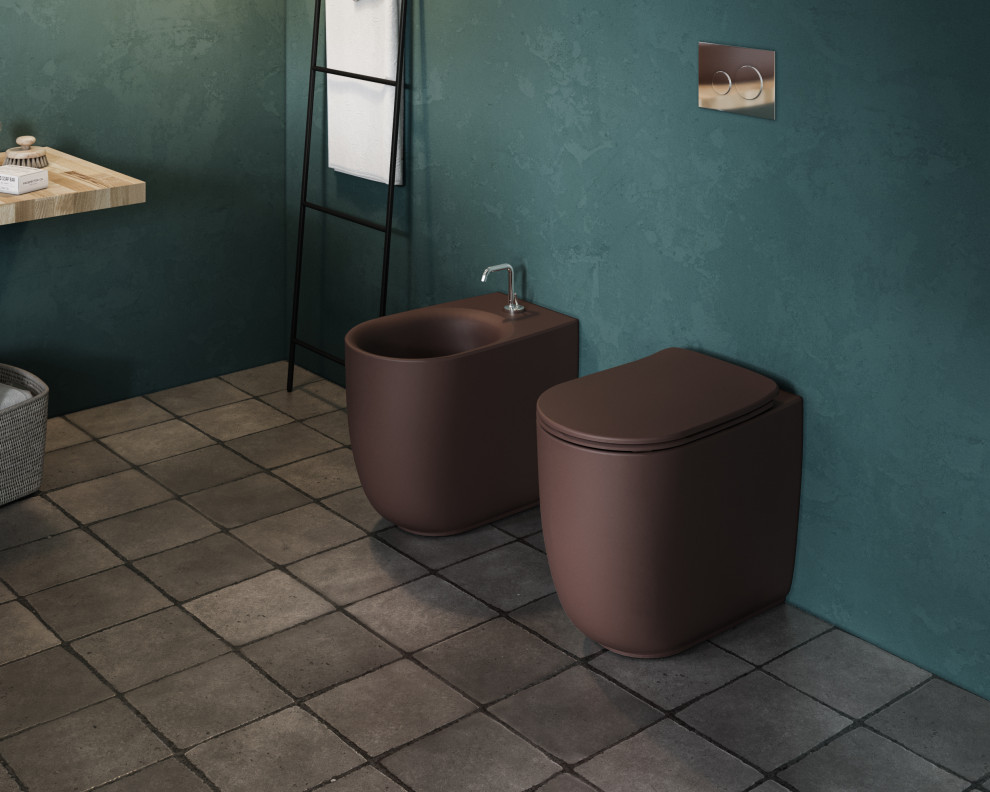 Idéer för att renovera ett mellanstort funkis en-suite badrum, med en vägghängd toalettstol och träbänkskiva