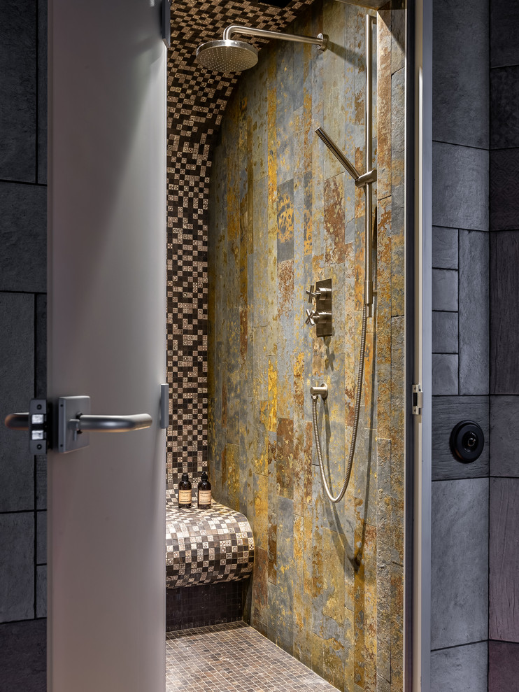 Bild på ett lantligt badrum, med flerfärgade väggar, grått golv och dusch med gångjärnsdörr