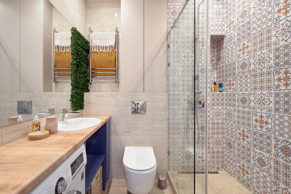 モスクワにあるコンテンポラリースタイルのおしゃれなバスルーム (浴槽なし) (青いキャビネット、マルチカラーのタイル、オーバーカウンターシンク、ベージュの床、ブラウンの洗面カウンター、オープンシェルフ、分離型トイレ、引戸のシャワー) の写真