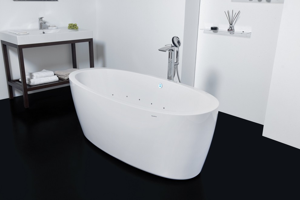 Свежая идея для дизайна: маленькая ванная комната в современном стиле с гидромассажной ванной и белыми стенами для на участке и в саду - отличное фото интерьера