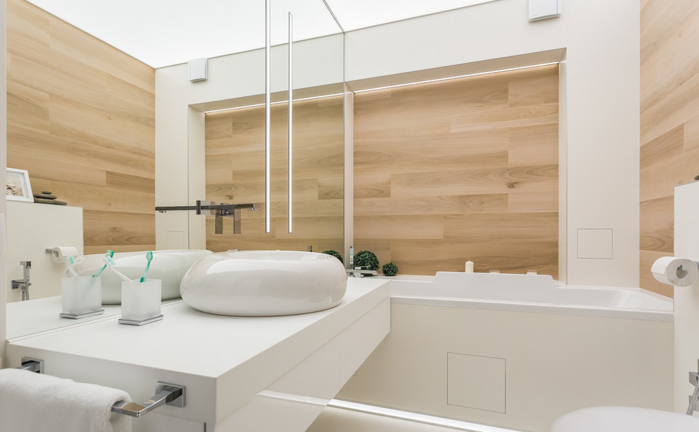 Inspiration för mellanstora moderna badrum med dusch, med en vägghängd toalettstol, brun kakel, keramikplattor, klinkergolv i porslin, bruna väggar, ett fristående handfat och en hörndusch