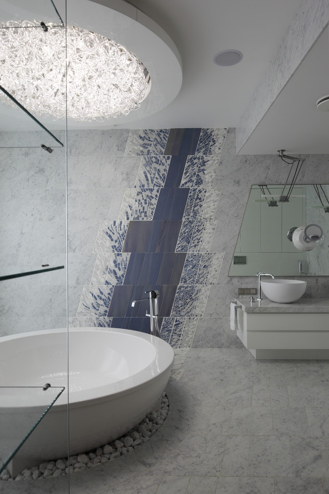 На фото: ванная комната в современном стиле с настольной раковиной и отдельно стоящей ванной