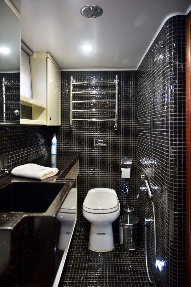 Idéer för små vintage en-suite badrum, med en kantlös dusch, svart kakel, porslinskakel, mosaikgolv, ett integrerad handfat, bänkskiva i kvarts, svart golv och med dusch som är öppen
