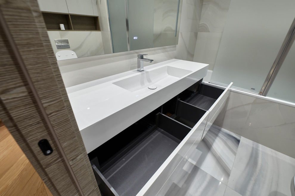 Свежая идея для дизайна: маленькая ванная комната в современном стиле с душевой кабиной и белой столешницей для на участке и в саду - отличное фото интерьера