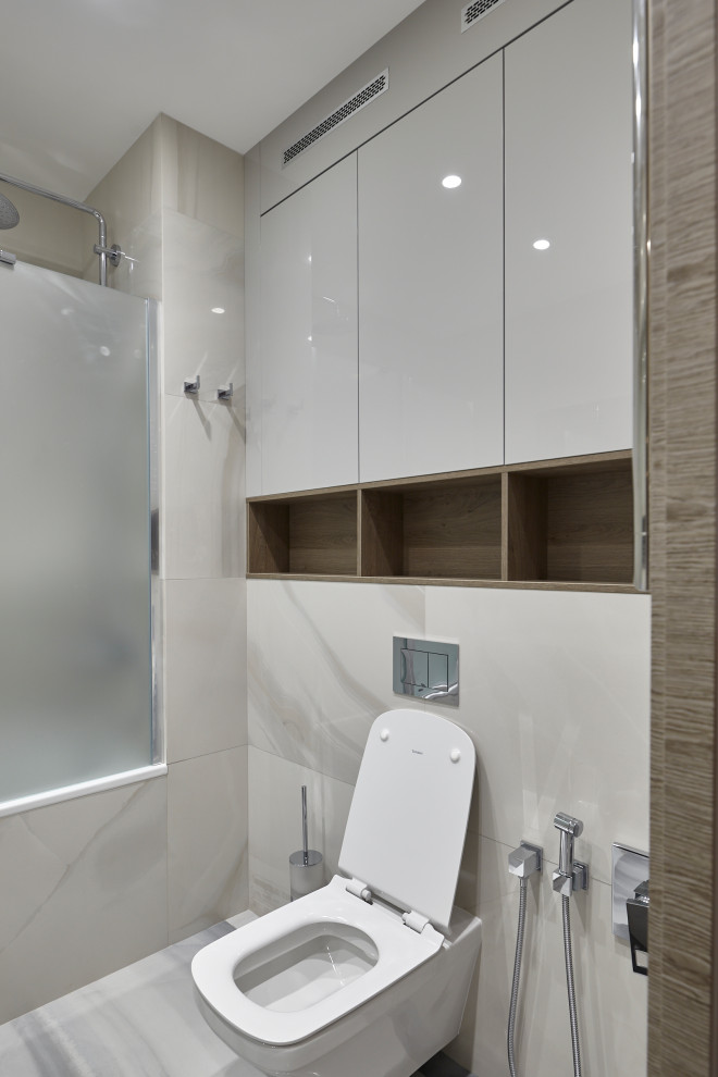 Idee per una piccola stanza da bagno con doccia minimal con top bianco