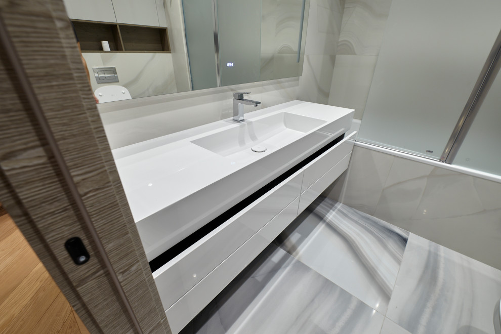 Пример оригинального дизайна: маленькая ванная комната в современном стиле с душевой кабиной и белой столешницей для на участке и в саду
