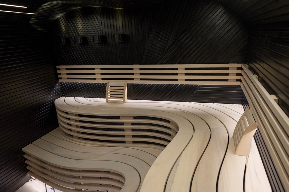Идея дизайна: большая баня и сауна в современном стиле с светлыми деревянными фасадами, черными стенами, полом из керамогранита и белым полом