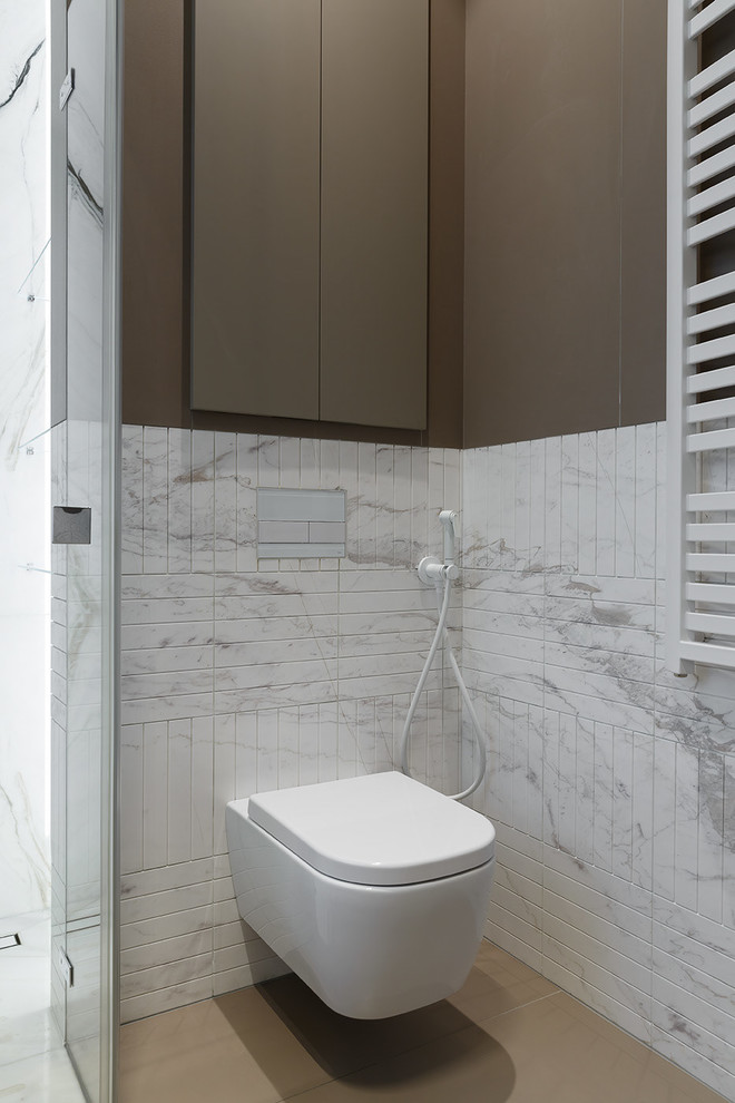 Immagine di una stanza da bagno minimal con doccia aperta, piastrelle di marmo, top in marmo e top grigio