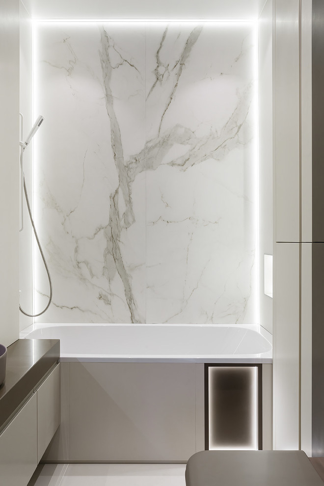 Esempio di una stanza da bagno padronale contemporanea con piastrelle di marmo, top marrone, vasca ad alcova, ante lisce, ante beige, piastrelle bianche e pavimento beige