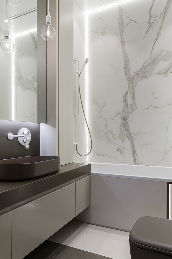 Modelo de cuarto de baño contemporáneo con combinación de ducha y bañera, baldosas y/o azulejos beige, baldosas y/o azulejos de mármol y encimeras marrones
