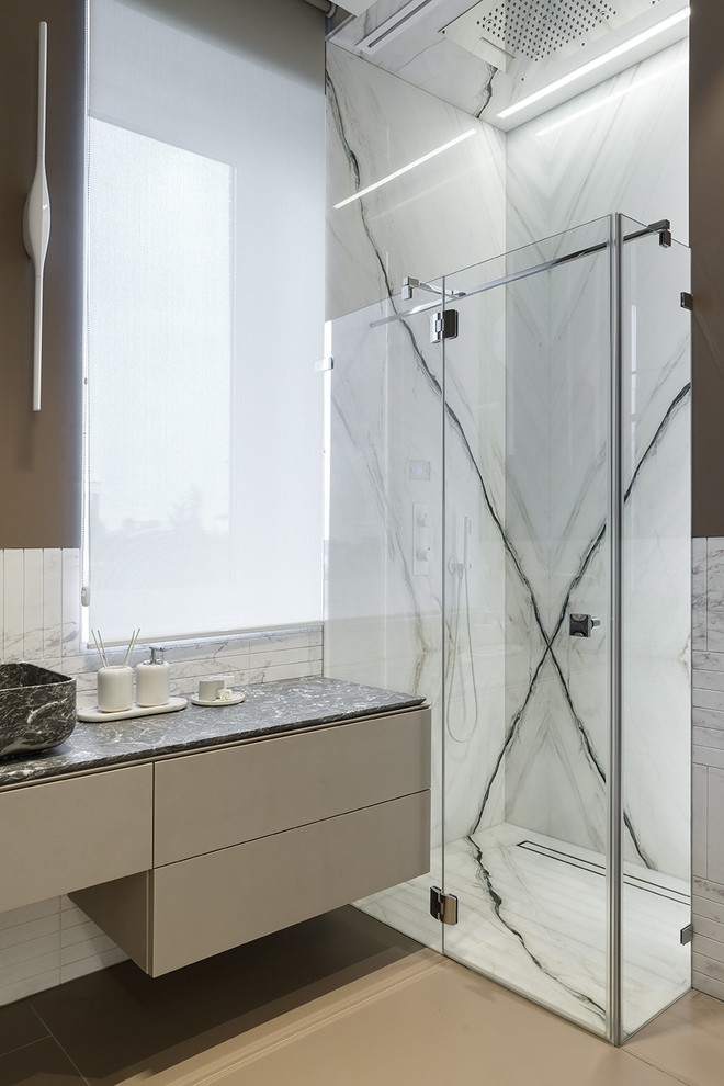 Modern inredning av ett grå grått badrum, med en öppen dusch, marmorkakel och marmorbänkskiva