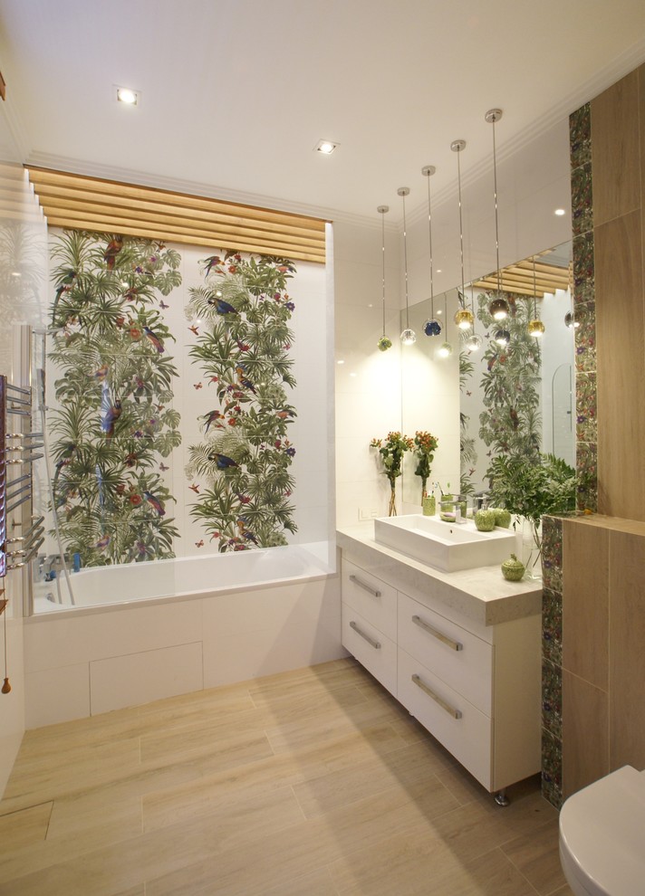 Modernes Badezimmer mit flächenbündigen Schrankfronten, weißen Schränken, Badewanne in Nische, Duschbadewanne, weißer Wandfarbe, Aufsatzwaschbecken und hellem Holzboden in Moskau