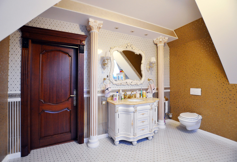 Diseño de cuarto de baño principal tradicional con puertas de armario blancas, sanitario de pared, baldosas y/o azulejos en mosaico, paredes multicolor, lavabo bajoencimera y armarios con paneles empotrados