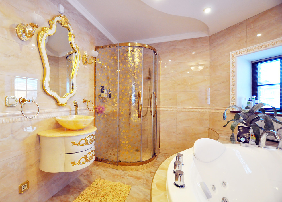 Inredning av ett klassiskt en-suite badrum, med möbel-liknande, vita skåp, ett platsbyggt badkar, en hörndusch, beige kakel och ett fristående handfat