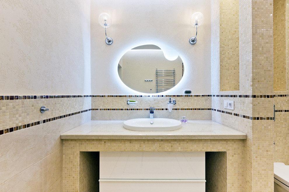 Imagen de cuarto de baño contemporáneo de tamaño medio con baldosas y/o azulejos beige, paredes beige y lavabo encastrado