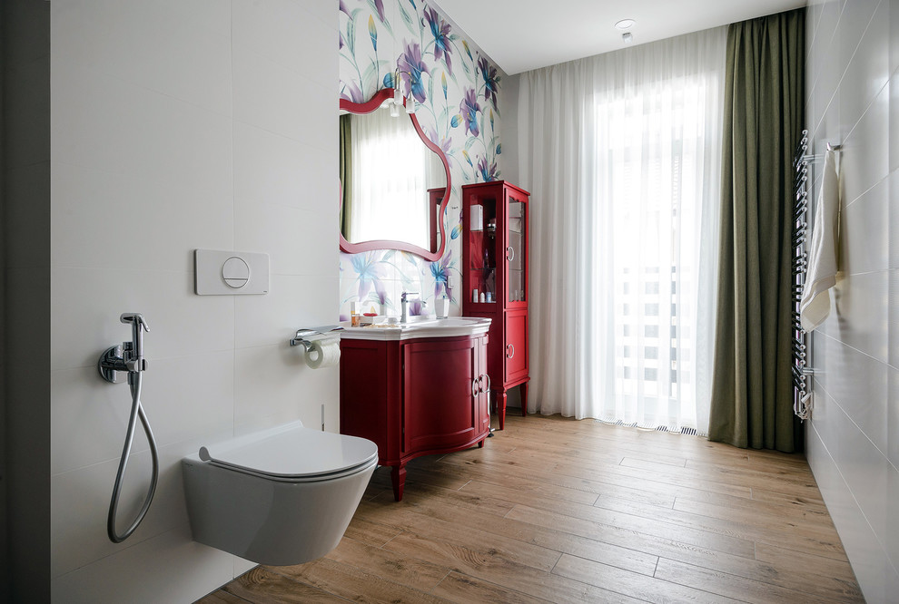 Источник вдохновения для домашнего уюта: ванная комната с фасадами с утопленной филенкой, красными фасадами, инсталляцией, белой плиткой, разноцветной плиткой и монолитной раковиной