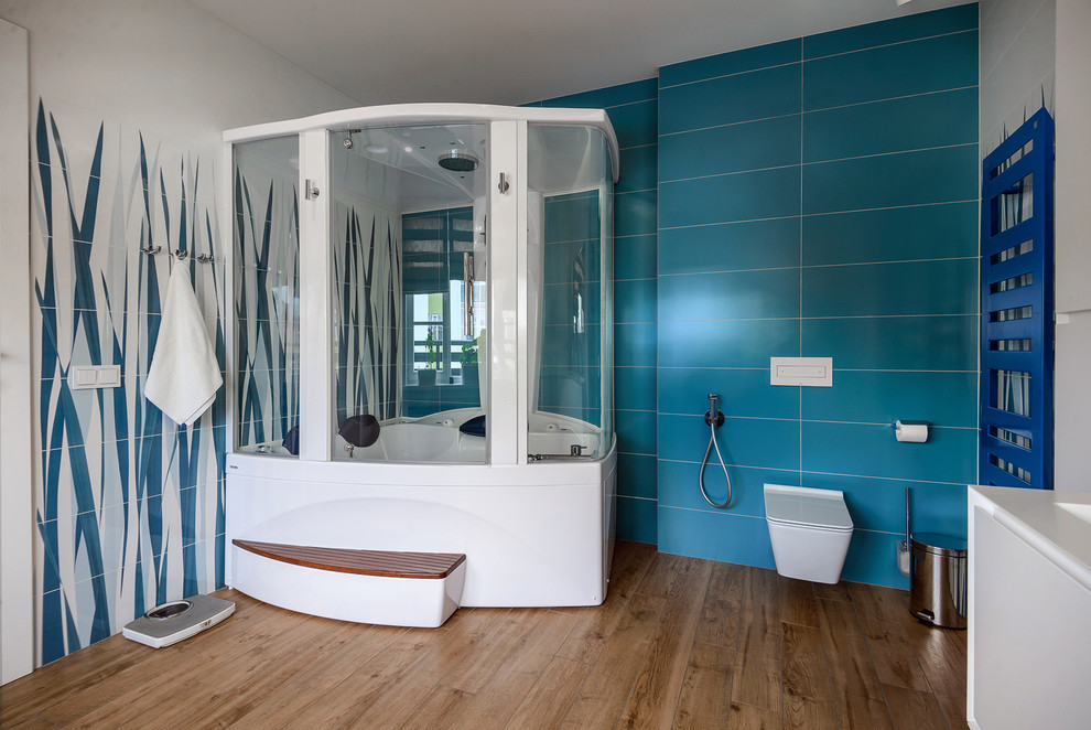 Стильный дизайн: ванная комната в современном стиле с гидромассажной ванной, синей плиткой и белой плиткой - последний тренд