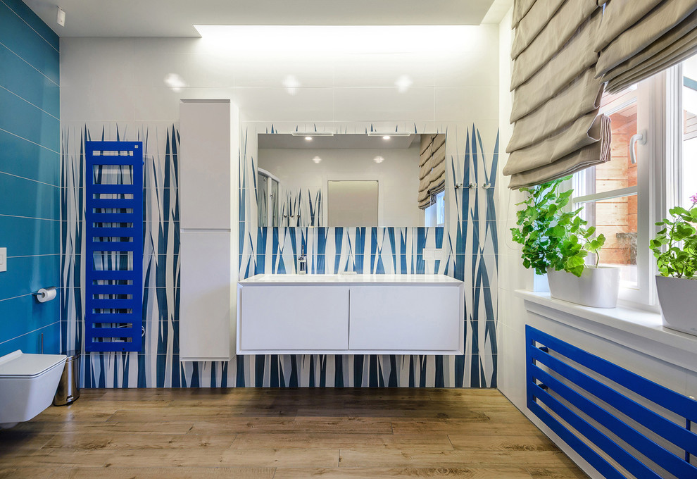 Стильный дизайн: главная ванная комната в современном стиле с плоскими фасадами, белыми фасадами, инсталляцией, синей плиткой и белой плиткой - последний тренд