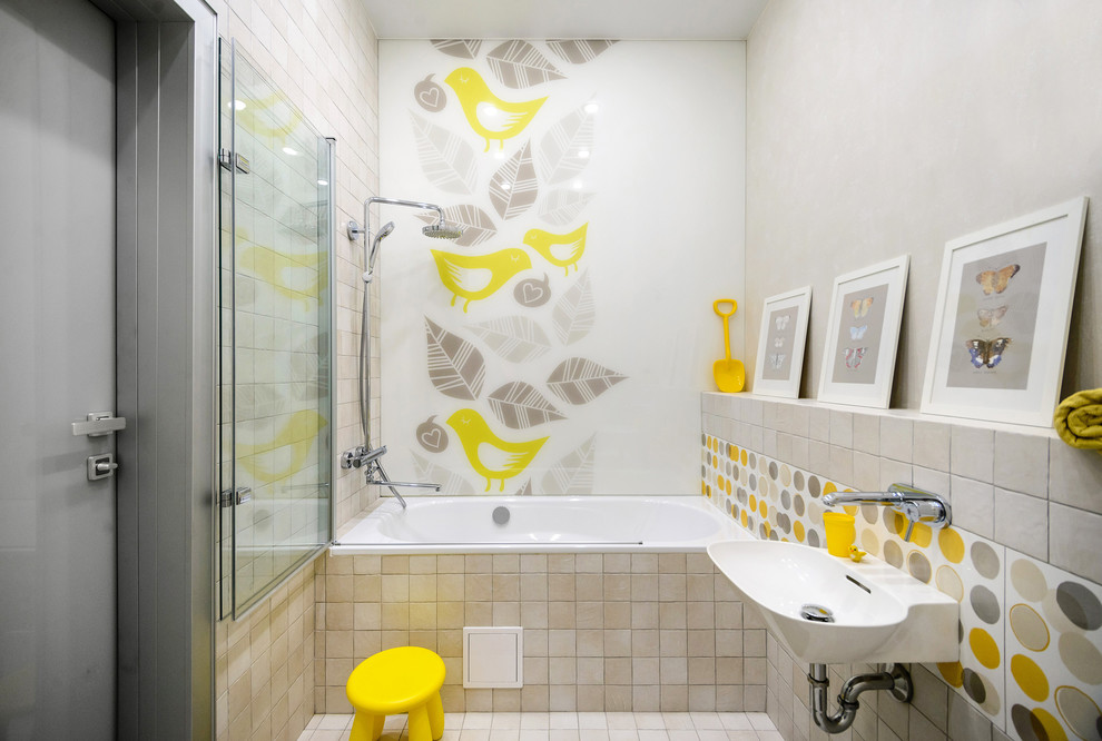 Источник вдохновения для домашнего уюта: детская ванная комната в современном стиле с ванной в нише, душем над ванной, бежевой плиткой, разноцветной плиткой, бежевыми стенами, подвесной раковиной, бежевым полом и душем с распашными дверями