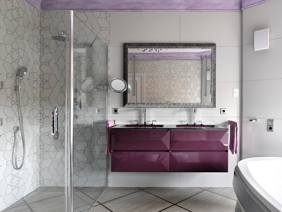 Пример оригинального дизайна: главная ванная комната в современном стиле с фиолетовыми фасадами, душем без бортиков, белой плиткой, серой плиткой, серым полом, белыми стенами, монолитной раковиной, душем с распашными дверями и фиолетовой столешницей