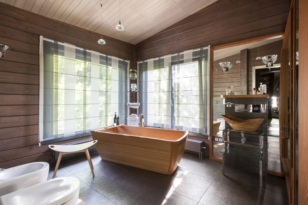 Стильный дизайн: большая главная ванная комната в современном стиле с отдельно стоящей ванной и настольной раковиной - последний тренд