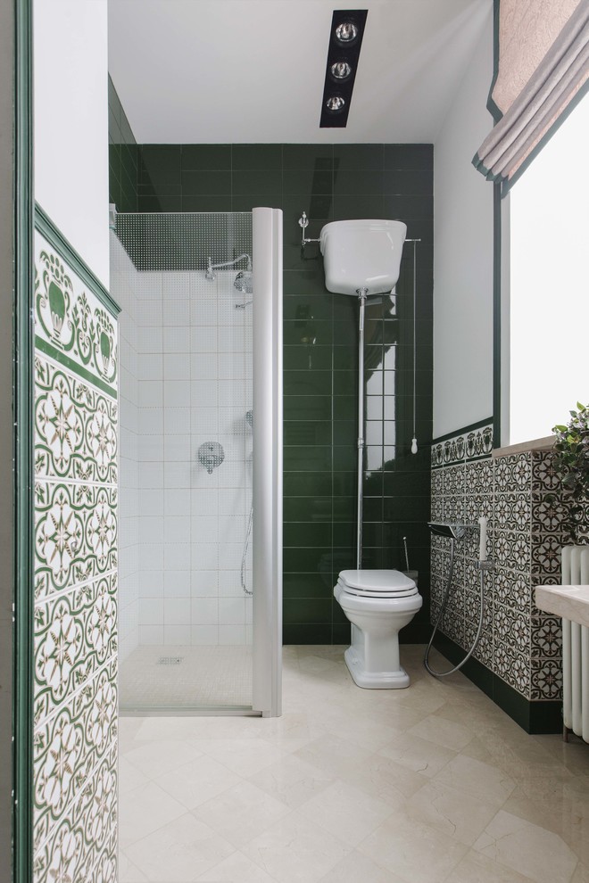 Diseño de cuarto de baño ecléctico con sanitario de dos piezas, baldosas y/o azulejos verdes, aseo y ducha y suelo beige