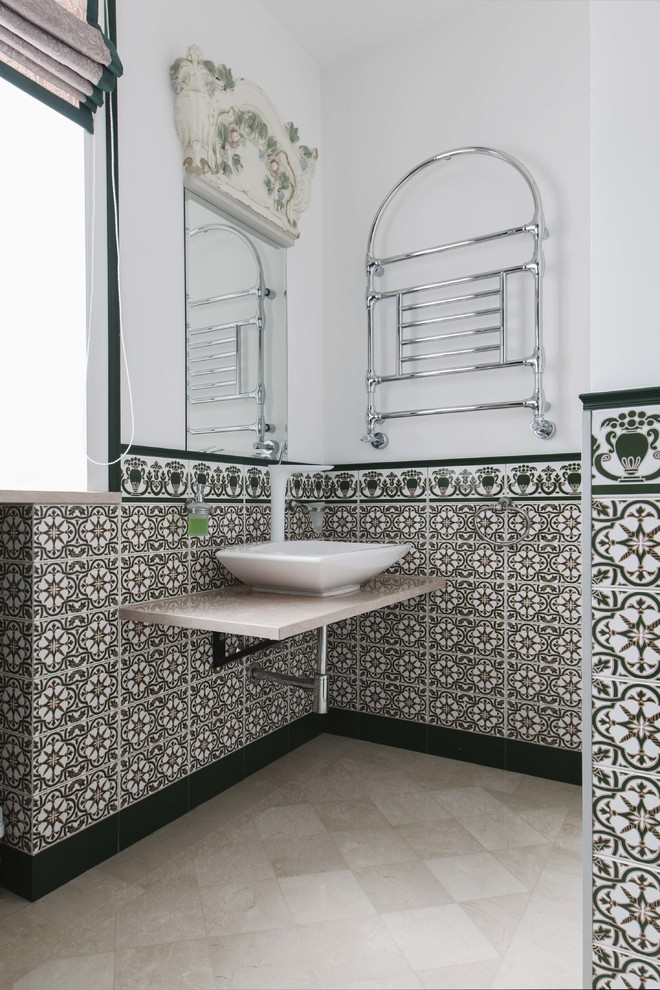 На фото: ванная комната в стиле фьюжн с настольной раковиной, зеленой плиткой, белыми стенами и бежевым полом