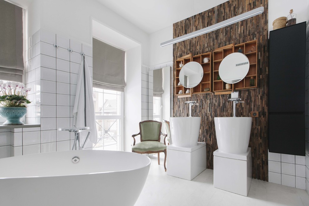 Свежая идея для дизайна: главная ванная комната в современном стиле с отдельно стоящей ванной, белой плиткой, белыми стенами, раковиной с пьедесталом и белым полом - отличное фото интерьера