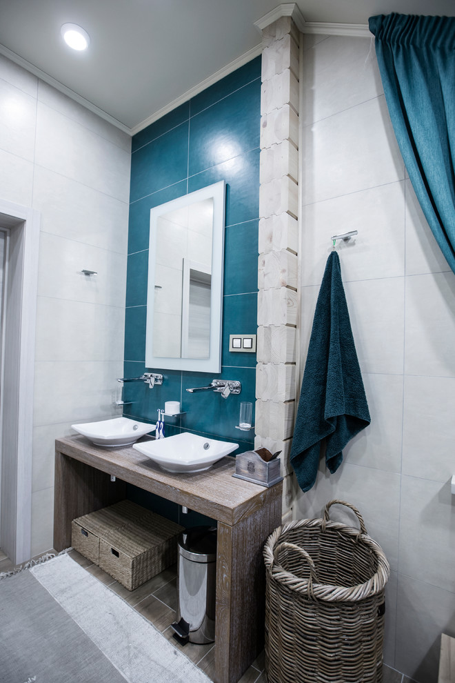 Ispirazione per una stanza da bagno chic con piastrelle blu, piastrelle bianche e lavabo a bacinella