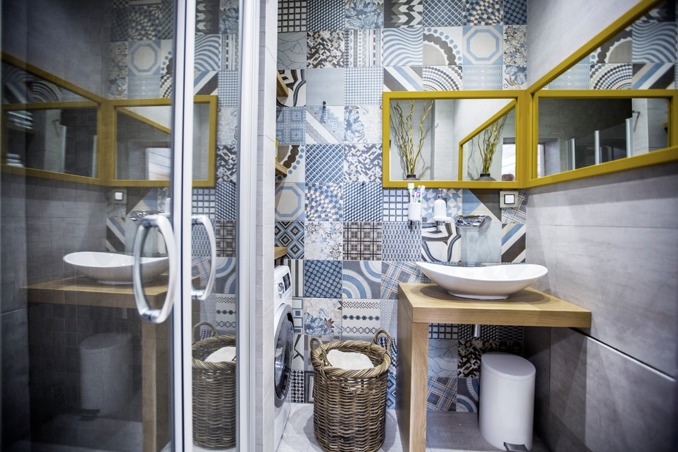 Свежая идея для дизайна: ванная комната в стиле неоклассика (современная классика) с открытыми фасадами, душем в нише, синей плиткой, душевой кабиной и настольной раковиной - отличное фото интерьера