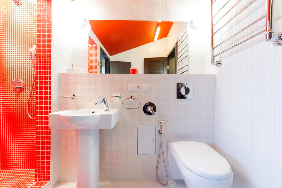 Стильный дизайн: ванная комната среднего размера в современном стиле с душем в нише, инсталляцией, белой плиткой, керамической плиткой, белыми стенами, полом из керамической плитки, душевой кабиной, подвесной раковиной, белым полом и гигиеническим душем - последний тренд