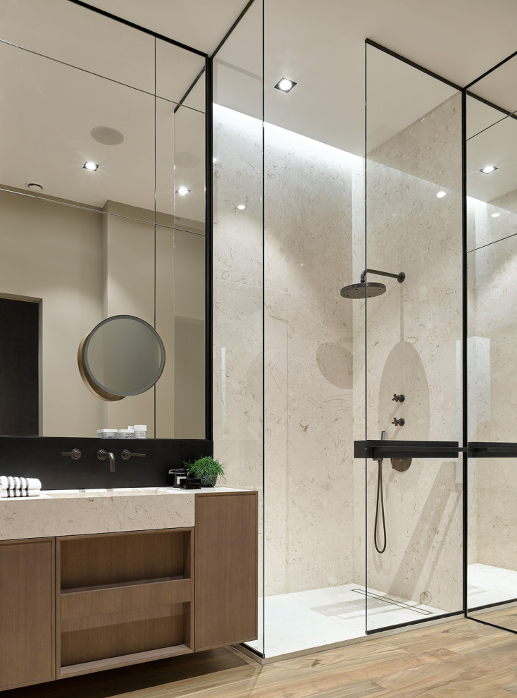 Foto di una grande stanza da bagno padronale design con ante lisce, ante in legno scuro, doccia alcova, piastrelle beige, parquet chiaro, pavimento beige e top beige