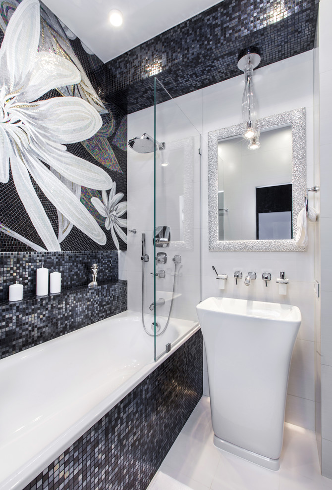 На фото: ванная комната в современном стиле с накладной ванной, душем над ванной, черной плиткой, плиткой мозаикой, белыми стенами, душевой кабиной, раковиной с пьедесталом и белым полом с