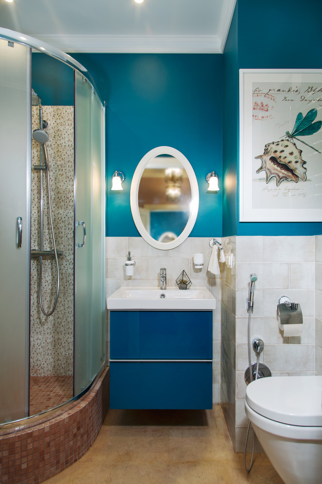 Kleines Maritimes Badezimmer mit flächenbündigen Schrankfronten, blauen Schränken, Eckdusche, blauer Wandfarbe, weißen Fliesen, Wandwaschbecken und Schiebetür-Duschabtrennung in Moskau