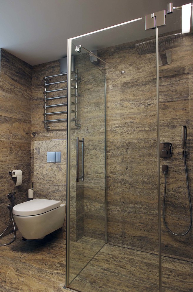 Идея дизайна: ванная комната в современном стиле с инсталляцией, коричневой плиткой, душем без бортиков и душевой кабиной