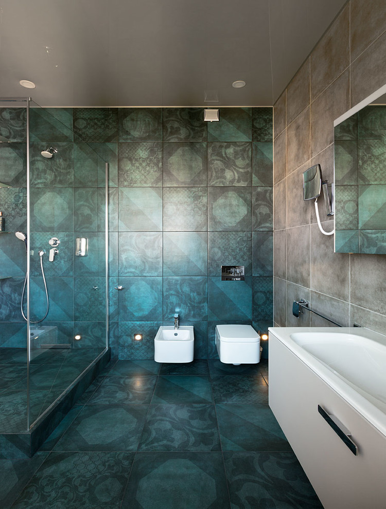 Diseño de cuarto de baño actual con armarios con paneles lisos, ducha esquinera, sanitario de pared, baldosas y/o azulejos azules, baldosas y/o azulejos beige, aseo y ducha y lavabo integrado