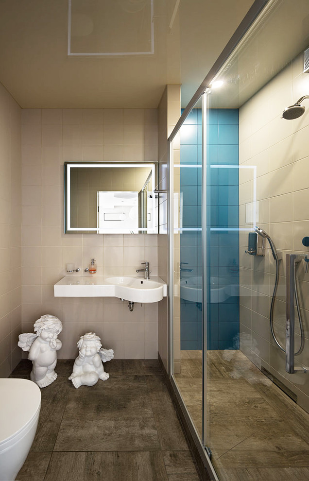 モスクワにあるコンテンポラリースタイルのおしゃれな浴室 (アルコーブ型シャワー、青いタイル、ベージュのタイル、一体型シンク、ベージュの壁) の写真