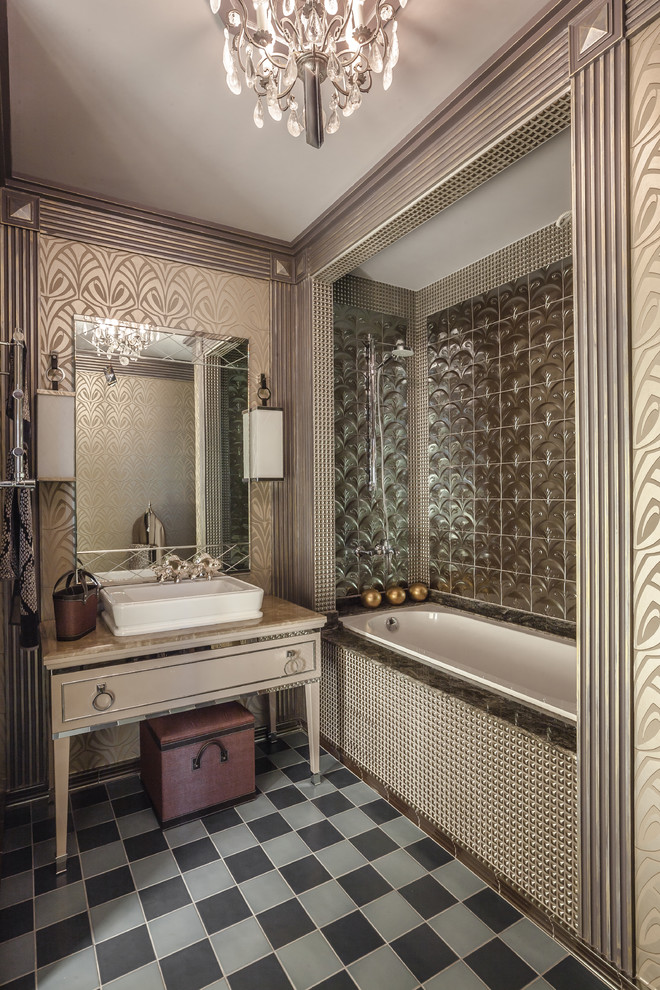 На фото: главная ванная комната в викторианском стиле с бежевыми фасадами, ванной в нише, душем над ванной, бежевой плиткой и настольной раковиной с