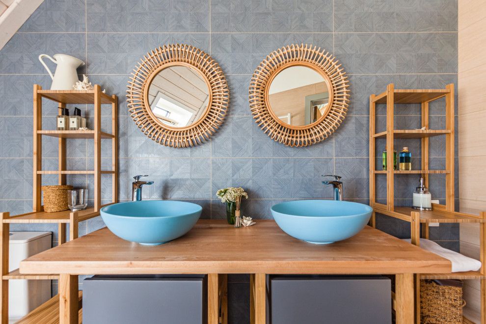 Foto di una stanza da bagno bohémian con ante lisce, piastrelle grigie, pareti bianche, lavabo a bacinella, top in legno, pavimento grigio e top marrone