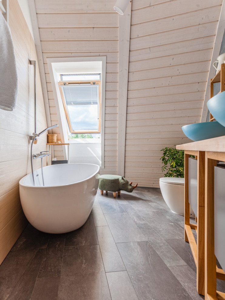 Immagine di una stanza da bagno eclettica con ante lisce, piastrelle grigie, pareti bianche, lavabo a bacinella, top in legno, pavimento grigio e top marrone