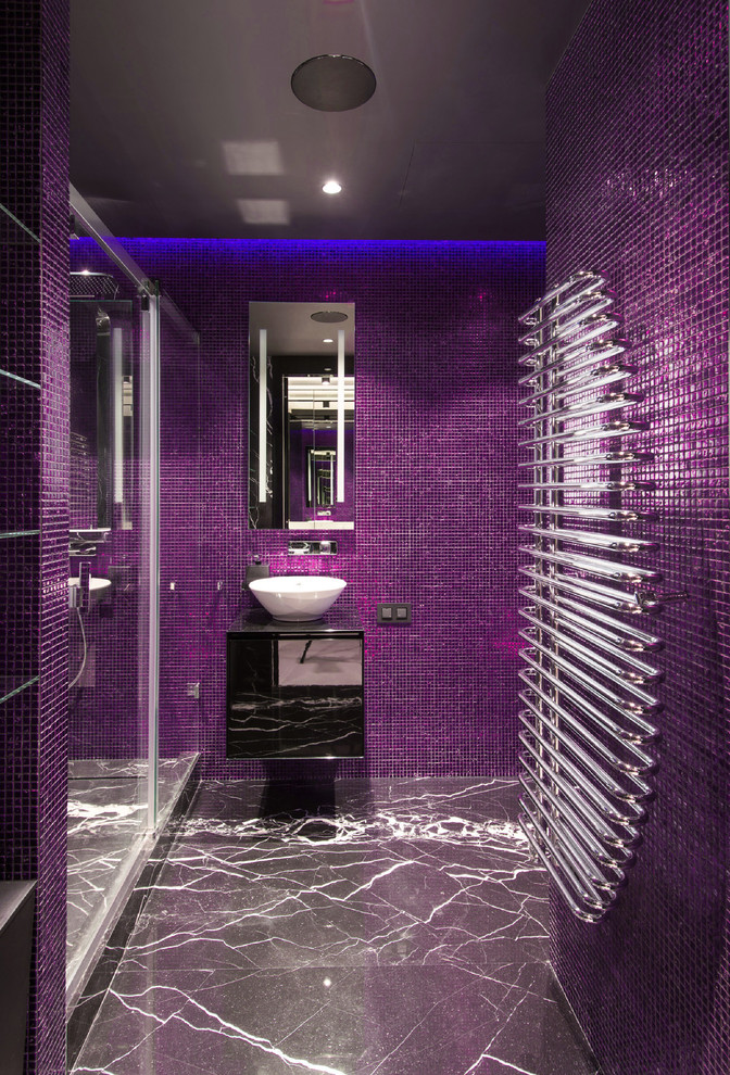 Пример оригинального дизайна: ванная комната в современном стиле с плоскими фасадами, душем в нише, плиткой мозаикой, фиолетовыми стенами, душевой кабиной и настольной раковиной