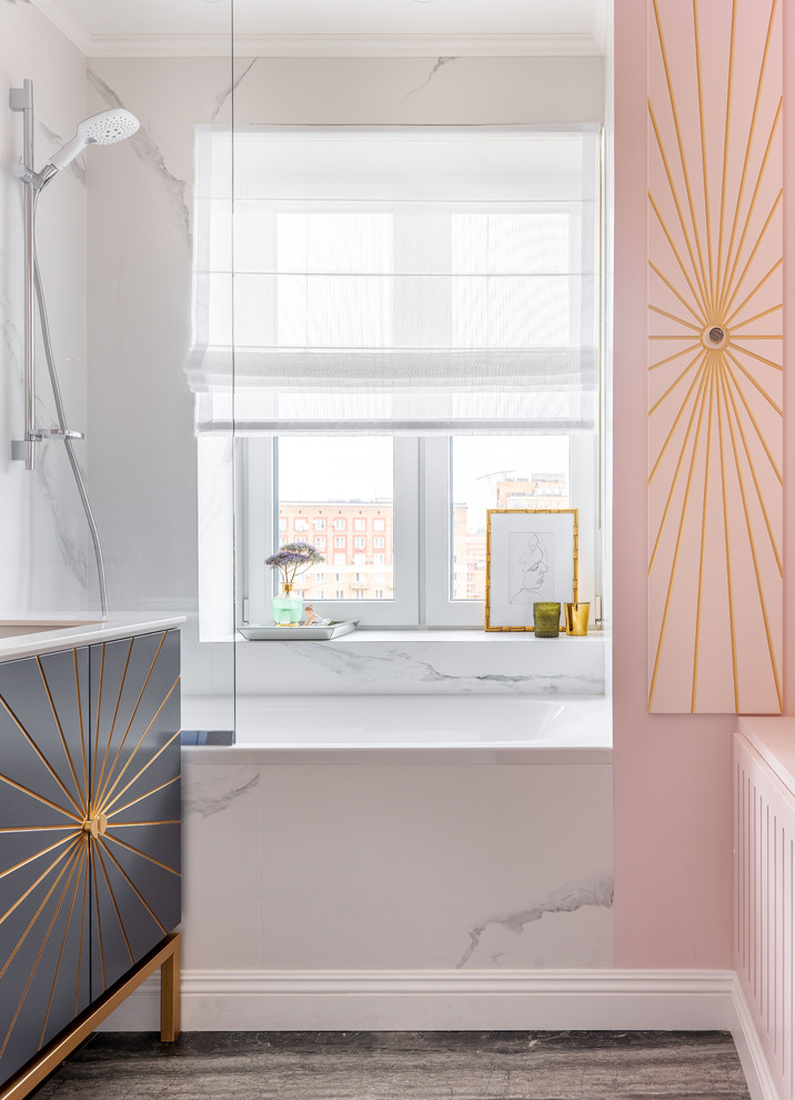 Foto på ett funkis vit en-suite badrum, med släta luckor, grå skåp, ett badkar i en alkov, en dusch/badkar-kombination, vit kakel, rosa väggar, ett undermonterad handfat och grått golv