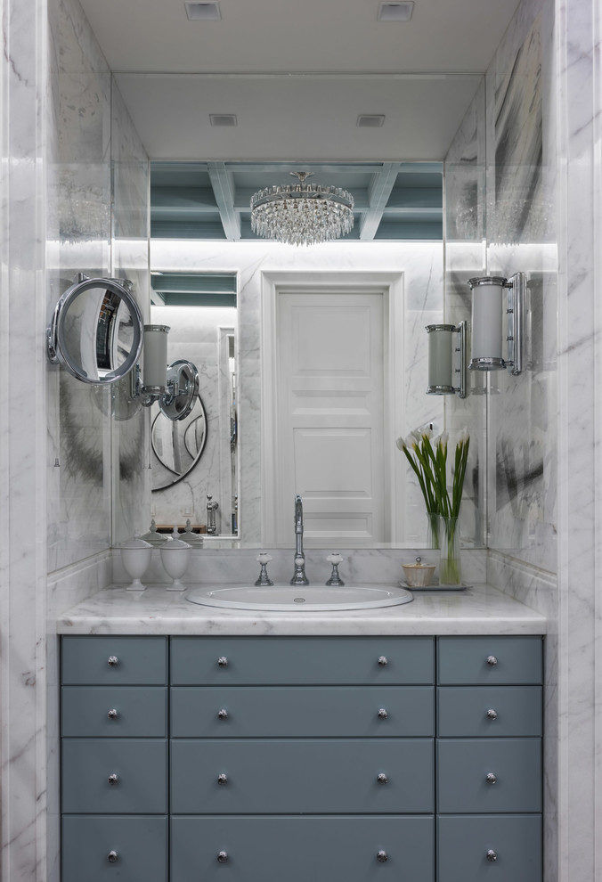 Diseño de cuarto de baño clásico renovado grande con baldosas y/o azulejos blancos, baldosas y/o azulejos de mármol, encimera de mármol, encimeras blancas y puertas de armario grises