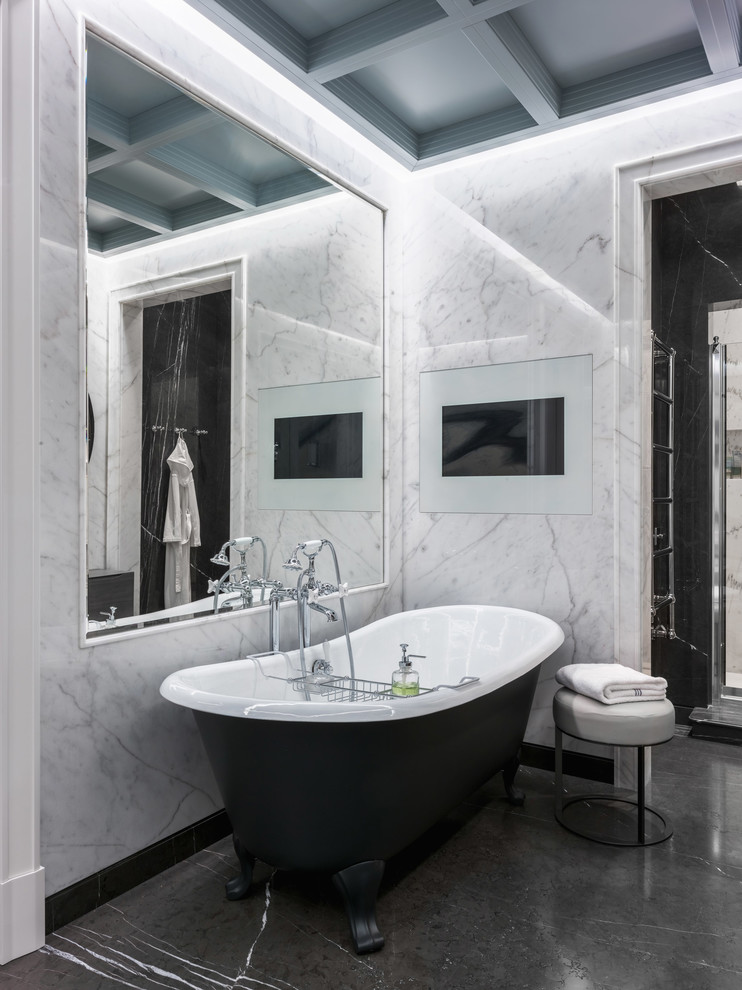 Inspiration pour une grande salle de bain principale bohème avec du carrelage en marbre, une baignoire sur pieds et un sol gris.