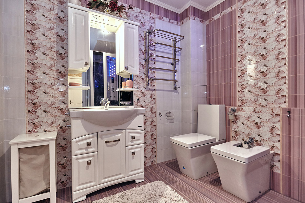Свежая идея для дизайна: ванная комната в современном стиле с биде - отличное фото интерьера