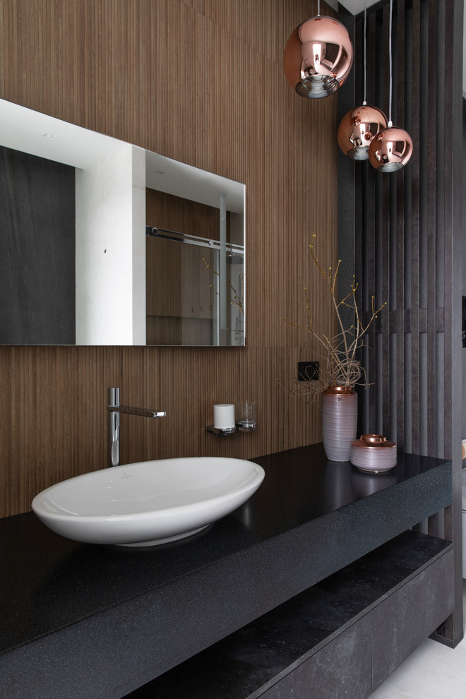 Идея дизайна: ванная комната в современном стиле с плоскими фасадами, черными фасадами, коричневыми стенами, настольной раковиной, белым полом и черной столешницей