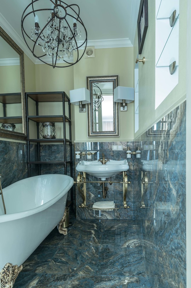 Diseño de cuarto de baño tradicional con bañera con patas, baldosas y/o azulejos azules, paredes beige y lavabo suspendido