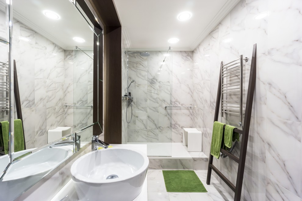 Idéer för att renovera ett funkis badrum med dusch, med en dusch i en alkov, grå kakel och ett fristående handfat
