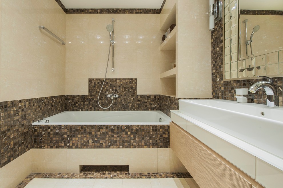 モスクワにあるコンテンポラリースタイルのおしゃれなマスターバスルーム (フラットパネル扉のキャビネット、アルコーブ型浴槽、シャワー付き浴槽	、ベージュのタイル、茶色いタイル、ベッセル式洗面器) の写真